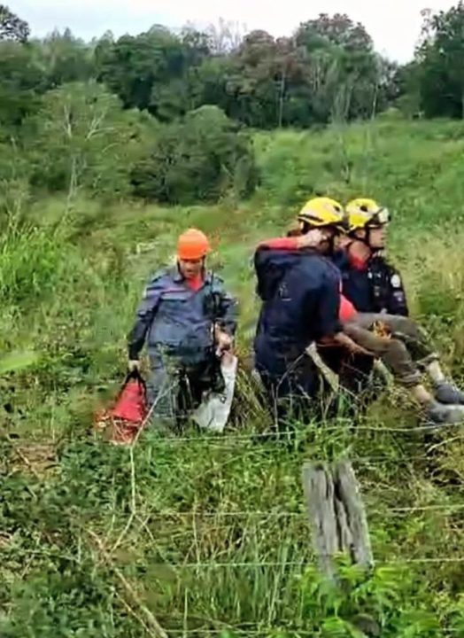 Bombeiros de Triunfo resgatam idosa de 80 anos que caiu em buraco ao colher mandioca 1 Studio Notícias | Studio TV Bombeiros de Triunfo resgatam idosa de 80 anos que caiu em buraco ao colher mandioca