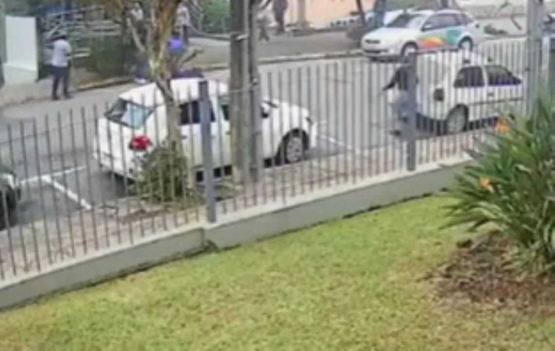 Homem é preso em flagrante após atacar família com facão no centro de Nova Petrópolis 1 Studio Notícias | Studio TV Homem é preso em flagrante após atacar família com facão no centro de Nova Petrópolis
