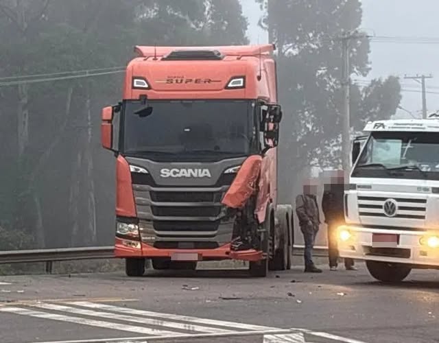 Colisão entre caminhões causa lentidão no trânsito na BR-470, em Garibaldi 1 Studio Notícias | Studio TV Colisão entre caminhões causa lentidão no trânsito na BR-470, em Garibaldi