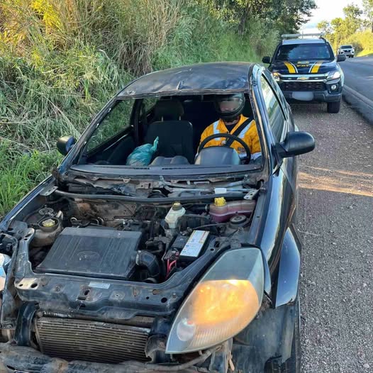 Motorista surpreende PRF ao dirigir carro sem para-brisa usando capacete 1 Studio Notícias | Studio TV Motorista surpreende PRF ao dirigir carro sem para-brisa usando capacete