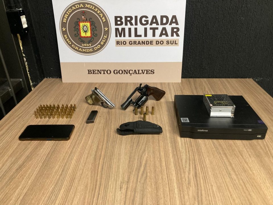 Brigada Militar apreende arsenal com homem de 42 anos em Bento Gonçalves durante operação 1 Studio Notícias | Studio TV Brigada Militar apreende arsenal com homem de 42 anos em Bento Gonçalves durante operação