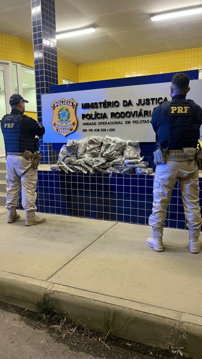PRF apreende mais de 8 kg de skunk em operação na BR-116, em Pelotas 1 Studio Notícias | Studio TV PRF apreende mais de 8 kg de skunk em operação na BR-116, em Pelotas