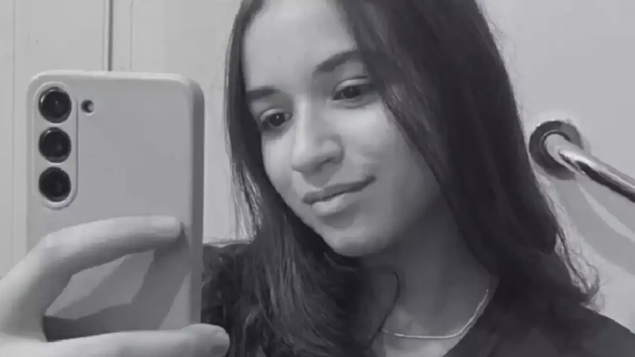 Estudante de 14 anos é assassinada dentro de escola após receber bilhete com “sentença de morte” 1 Studio Notícias | Studio TV Estudante de 14 anos é assassinada dentro de escola após receber bilhete com “sentença de morte”