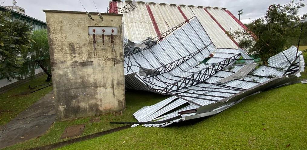 Temporal causa destelhamento de cerca de 100 casas em São Miguel do Oeste e mobiliza Defesa Civil 1 Studio Notícias | Studio TV Temporal causa destelhamento de cerca de 100 casas em São Miguel do Oeste e mobiliza Defesa Civil