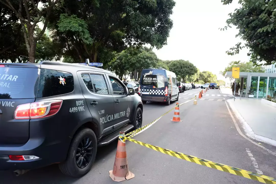 Homem ameaça explodir bomba em ministério em Brasília e é preso após duas horas de tensão 1 Studio Notícias | Studio TV Homem ameaça explodir bomba em ministério em Brasília e é preso após duas horas de tensão