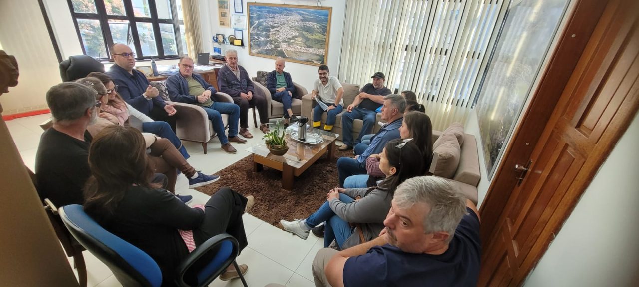Reunião com moradores da comunidade da Saúde aborda pavimentação da estrada geral, no interior de Veranópolis 1 Studio Notícias | Studio TV Reunião com moradores da comunidade da Saúde aborda pavimentação da estrada geral, no interior de Veranópolis