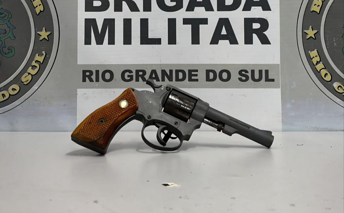 Homem é preso com revólver pela Brigada Militar em Caxias do Sul 1 Studio Notícias | Studio TV Homem é preso com revólver pela Brigada Militar em Caxias do Sul