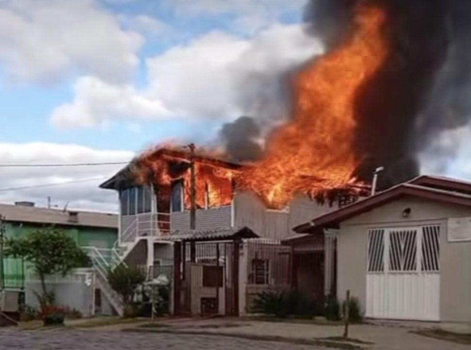 Incêndio destrói residência em Caxias do Sul 1 Studio Notícias | Studio TV Incêndio destrói residência em Caxias do Sul