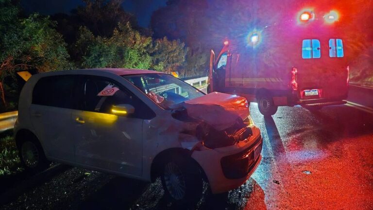 Carro sai da pista e atinge guard rail na BR-470, em Bento Gonçalves - Studio TV