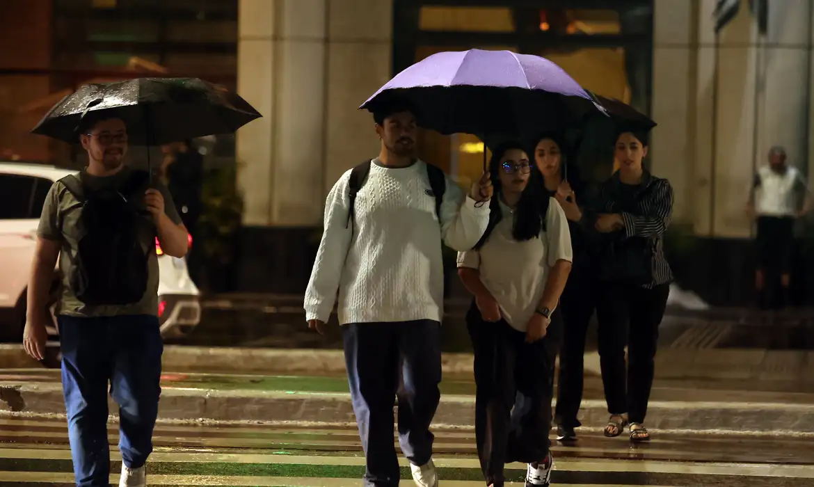 Chuvas intensas voltam ao Sul com risco de granizo e geada - Studio TV
