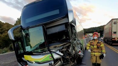 Colisão entre ônibus e caminhonete deixa três feridos no RS - Studio TV