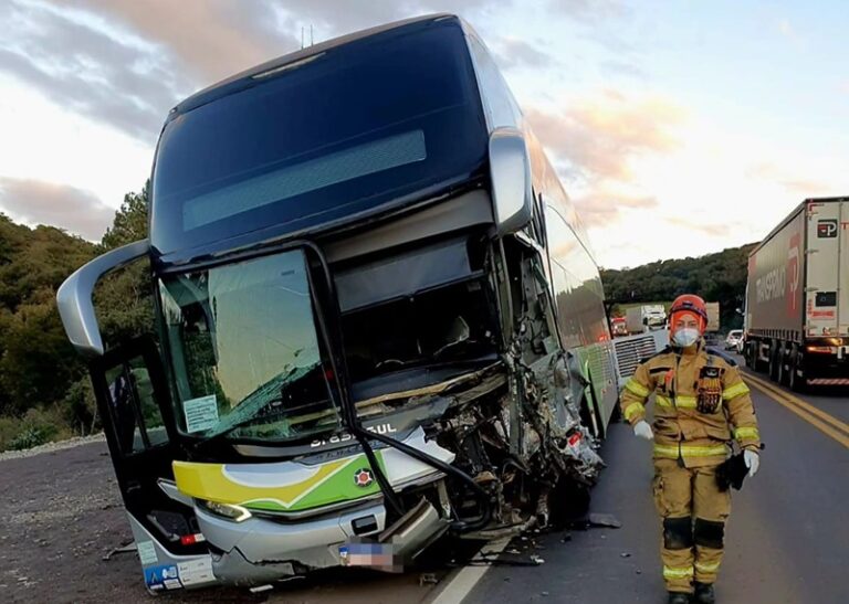 Colisão entre ônibus e caminhonete deixa três feridos no RS - Studio TV
