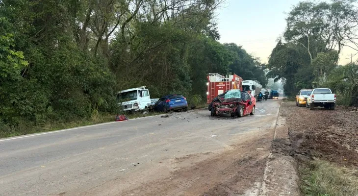 Colisão entre três veículos deixa motorista morto na ERS-324 - Studio TV