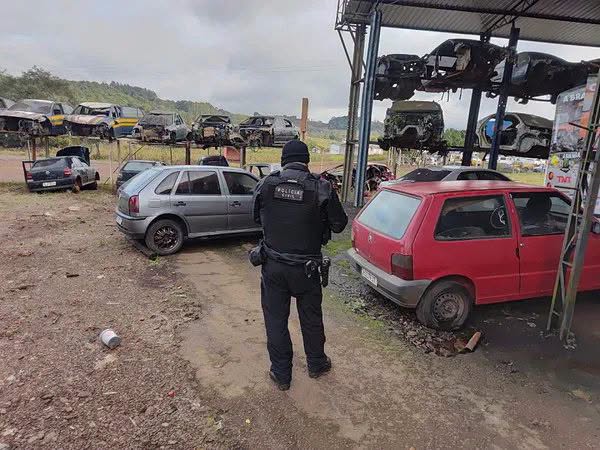 Dono de desmanche é preso após polícia encontrar três veículos roubados em Frederico Westphalen - Studio TV