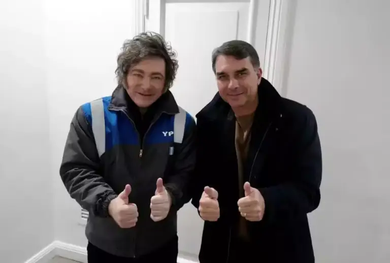 Flávio Bolsonaro se reúne com o presidente da Argentina, Javier Milei, e diz que brasileiros sentem inveja da “onda de direita - Studio TV