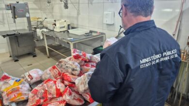 Força-tarefa apreende 1,5 tonelada de produtos impróprios em supermercados de Jaquirana - Studio TV