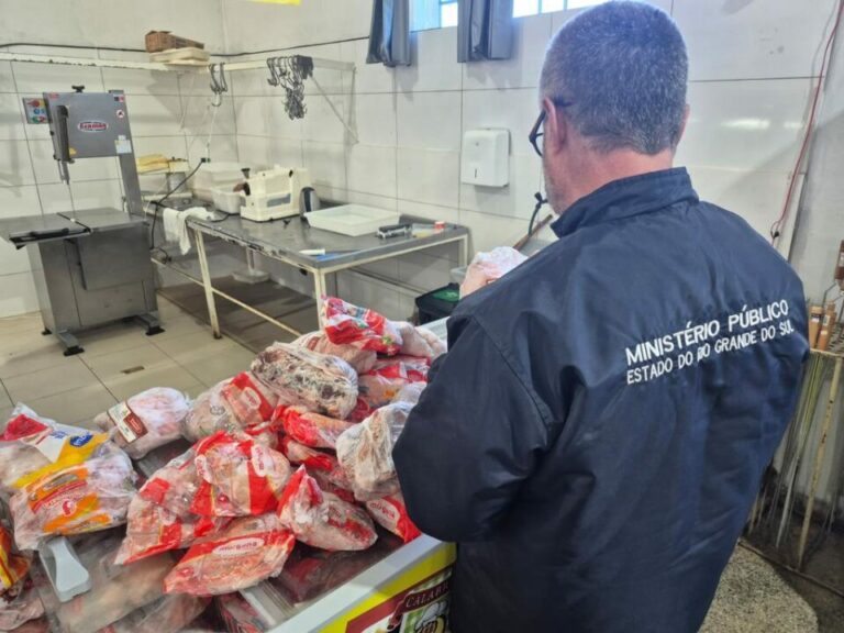 Força-tarefa apreende 1,5 tonelada de produtos impróprios em supermercados de Jaquirana - Studio TV