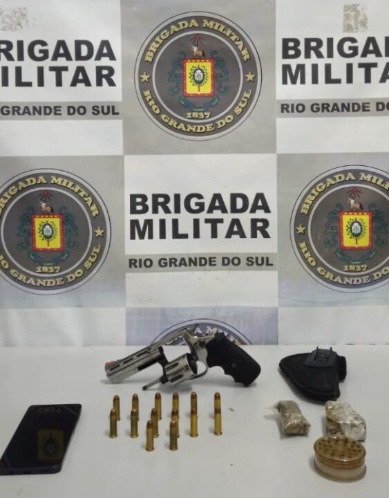 Homem com mandado de prisão é detido com revólver e munições em Caxias do Sul - Studio TV