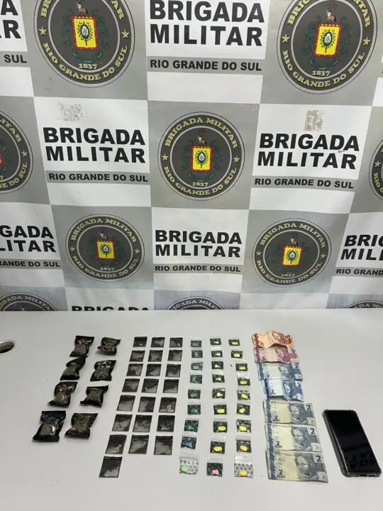 Homem é preso com maconha, ecstasy e cocaína no bairro Planalto em Caxias - Studio TV