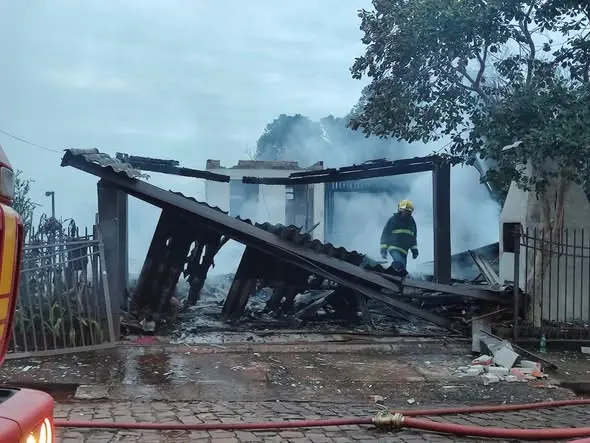 Incêndio destrói residência e deixa idosa morta em Espumoso - Studio TV