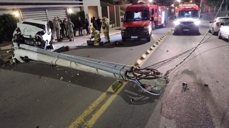 Jovem fica ferida após carro colidir contra poste em Bento Gonçalves - Studio TV