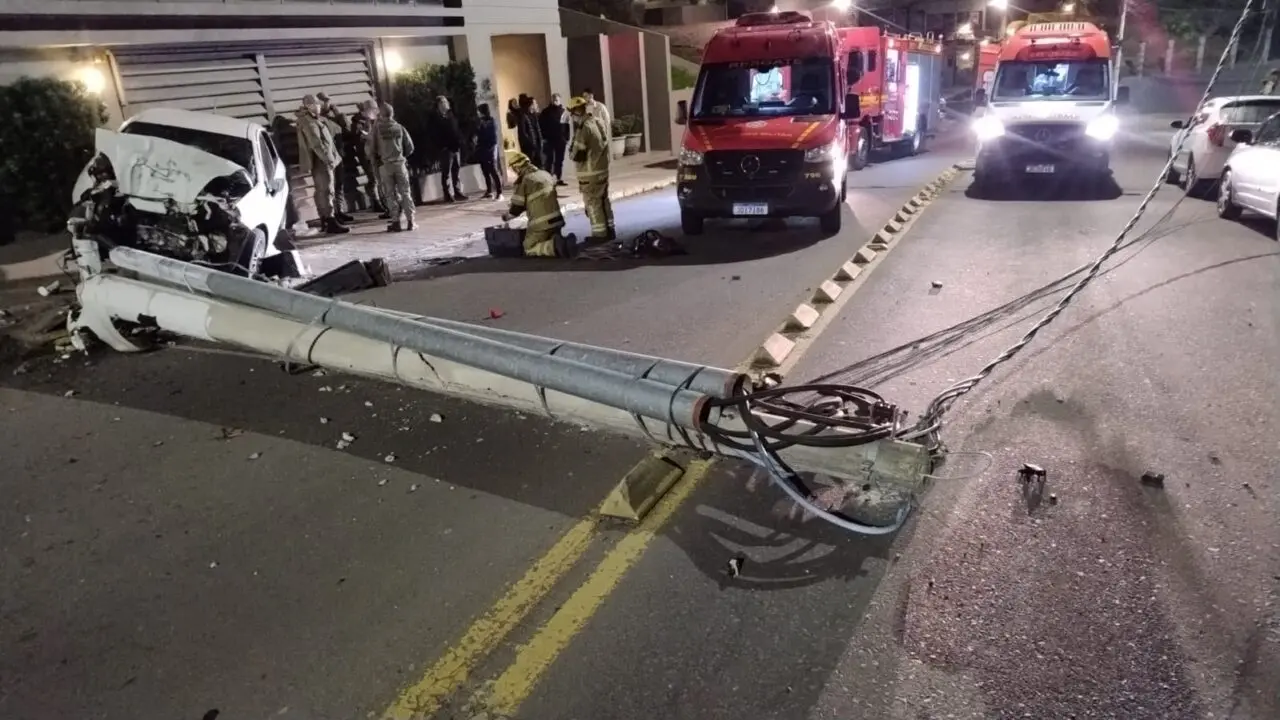 Jovem fica ferida após carro colidir contra poste em Bento Gonçalves - Studio TV