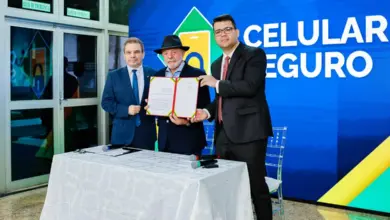 Lula assina decreto e transforma o Celular Seguro em política pública permanente - Studio TV