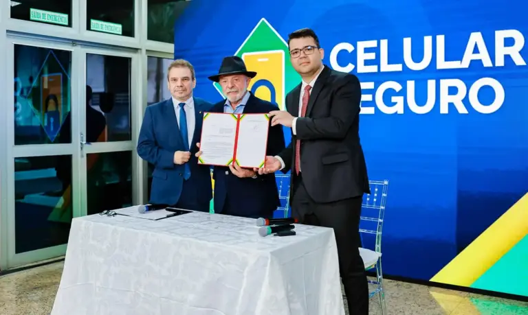 Lula assina decreto e transforma o Celular Seguro em política pública permanente - Studio TV