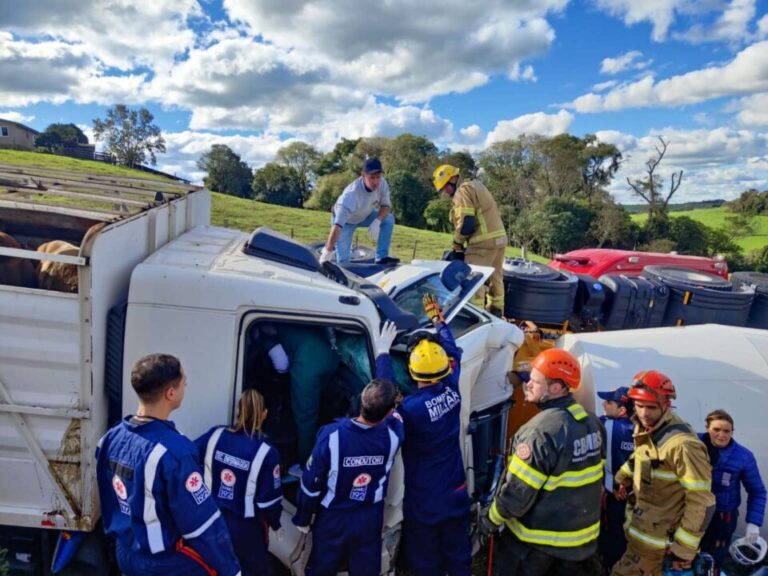 Motorista morre após acidente entre dois caminhões no RS - Studio TV
