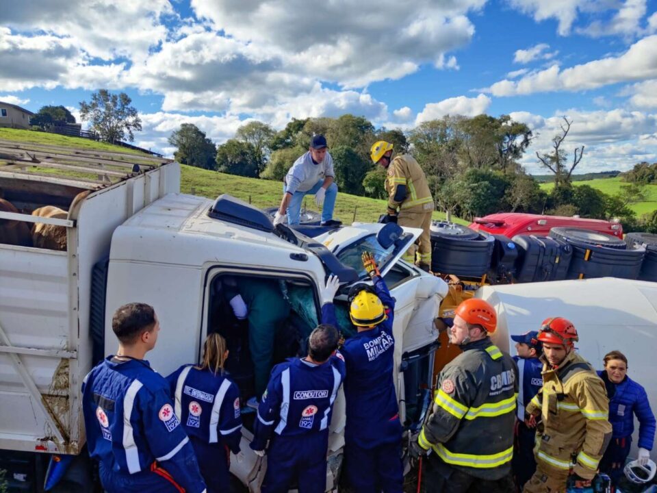 Motorista morre após acidente entre dois caminhões no RS - Studio TV