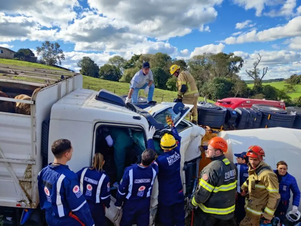 Motorista morre após acidente entre dois caminhões no RS - Studio TV