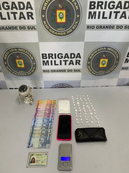 Mulher é presa com cocaína e mandado em aberto em Caxias do Sul - Studio TV