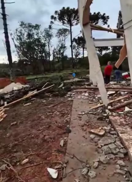 Possível tornado causa destruição na comunidade de Imbú, no Paraná; veja fotos - Studio TV