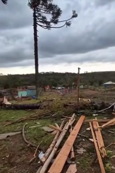 Possível tornado causa destruição na comunidade de Imbú, no Paraná; veja fotos - Studio TV