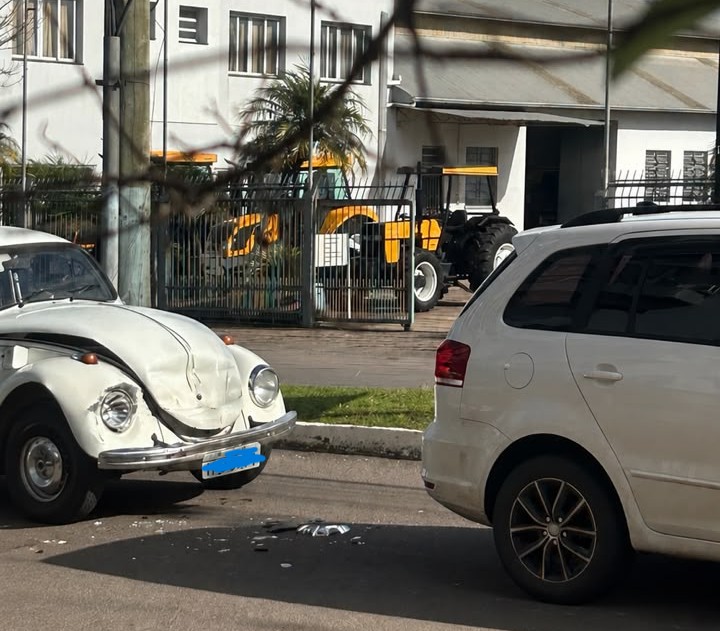 Acidente entre Fusca e Crossfox deixa trânsito lento no centro de Veranópolis - Studio TV