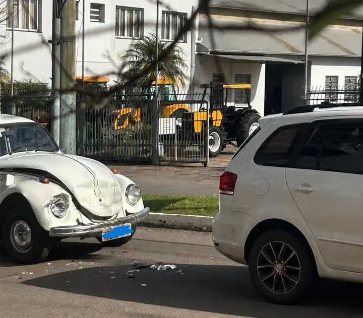 Acidente entre Fusca e Crossfox deixa trânsito lento no centro de Veranópolis - Studio TV