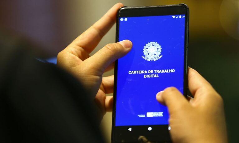 Mercado de trabalho formal atinge 62,2 milhões de vínculos em fevereiro de 2026, impulsionado pelo setor público - Studio TV