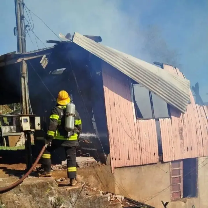 Bombeiro militar de folga auxilia no combate a incêndio em São Valentim - Studio TV