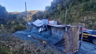 Caminhoneiro morre em colisão entre caminhões na BR-116 em Capão Alto - Studio TV