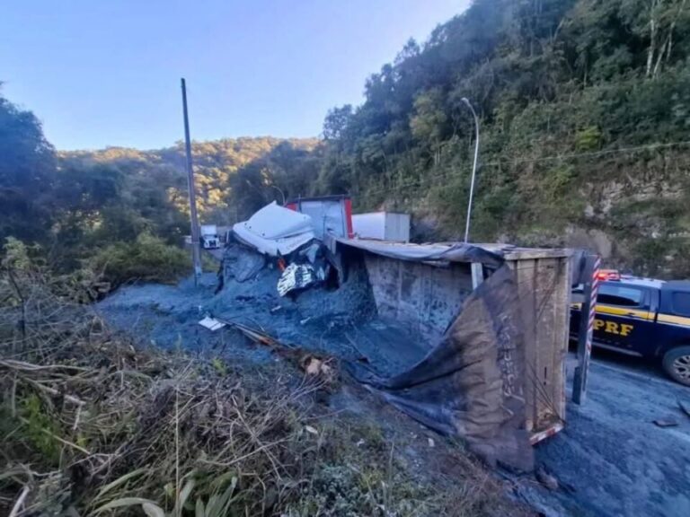 Caminhoneiro morre em colisão entre caminhões na BR-116 em Capão Alto - Studio TV