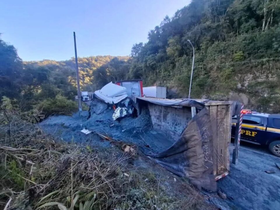 Caminhoneiro morre em colisão entre caminhões na BR-116 em Capão Alto - Studio TV