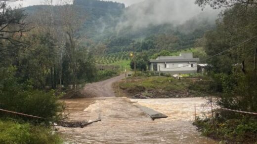 Ponte sobre o Rio da Prata está submersa e bloqueia tráfego na região - Studio TV