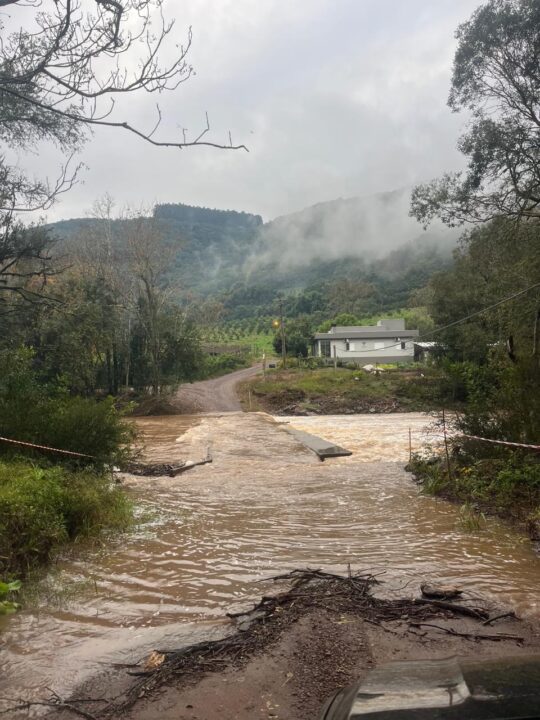 Ponte sobre o Rio da Prata está submersa e bloqueia tráfego na região - Studio TV