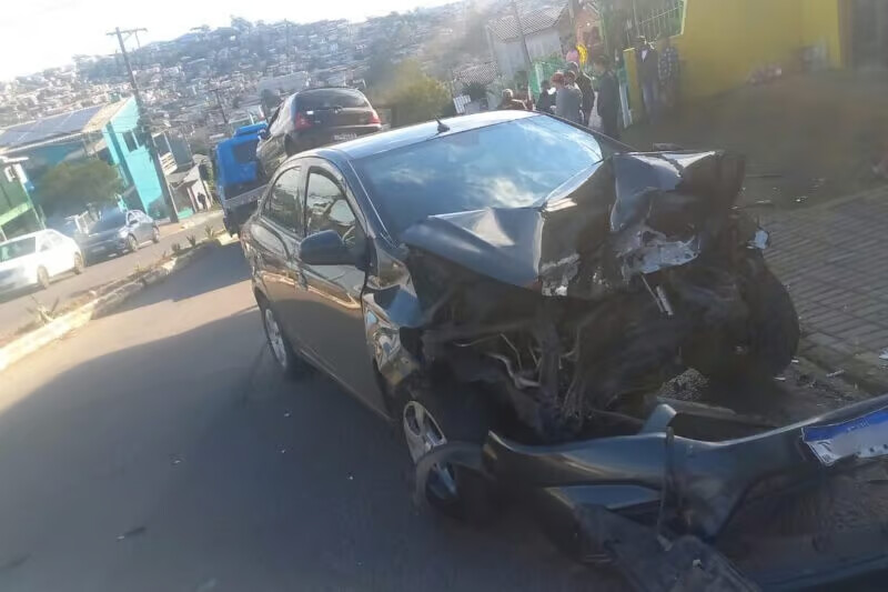 Acidente entre três carros deixa três feridos em Caxias do Sul - Studio TV