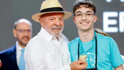 Jovem do RS recebe medalha de ouro das mãos de Lula em cerimônia da OBMEP - Studio TV