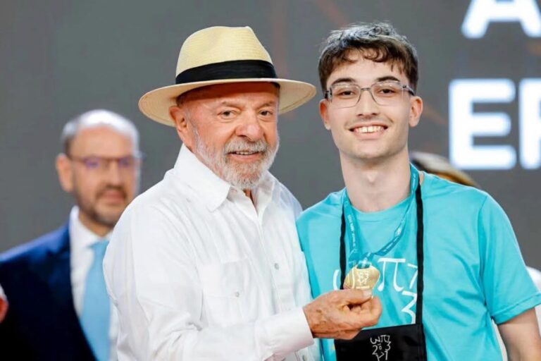 Jovem do RS recebe medalha de ouro das mãos de Lula em cerimônia da OBMEP - Studio TV