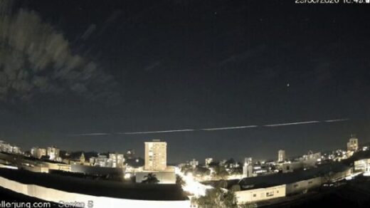 Rastro misterioso ilumina o céu no Sul e é identificado - Studio TV