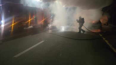 Três pessoas ficam feridas após carro pegar fogo em acidente em Bento Gonçalves - Studio TV