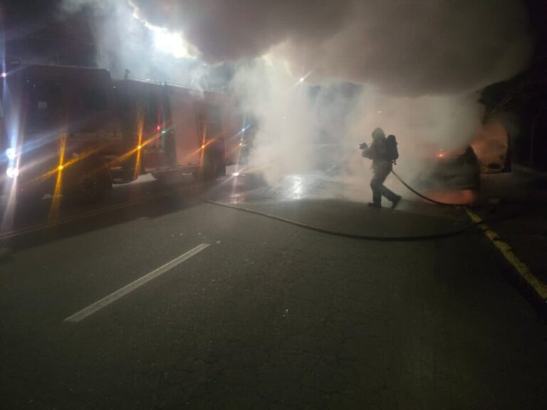 Três pessoas ficam feridas após carro pegar fogo em acidente em Bento Gonçalves - Studio TV