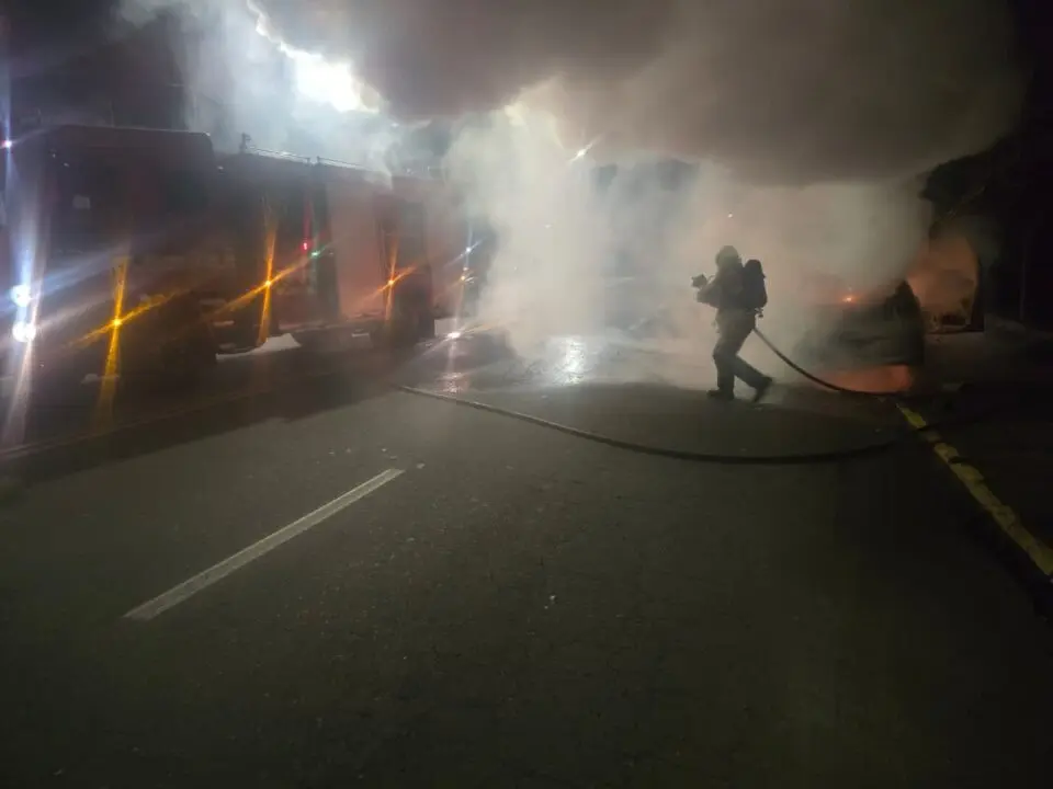 Três pessoas ficam feridas após carro pegar fogo em acidente em Bento Gonçalves - Studio TV